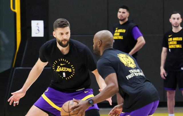 三分8连中！湖人暗藏2米08高炮苦练：季后赛当奇兵？