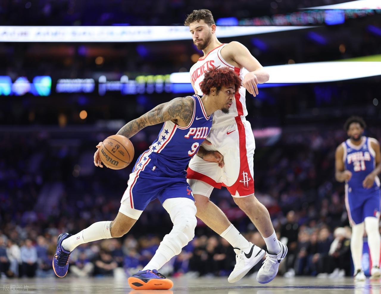 低调看直播-躲过绝杀！火箭靠裁判都赢不了！对飙杜兰特，恩比德狂砍32+15+10